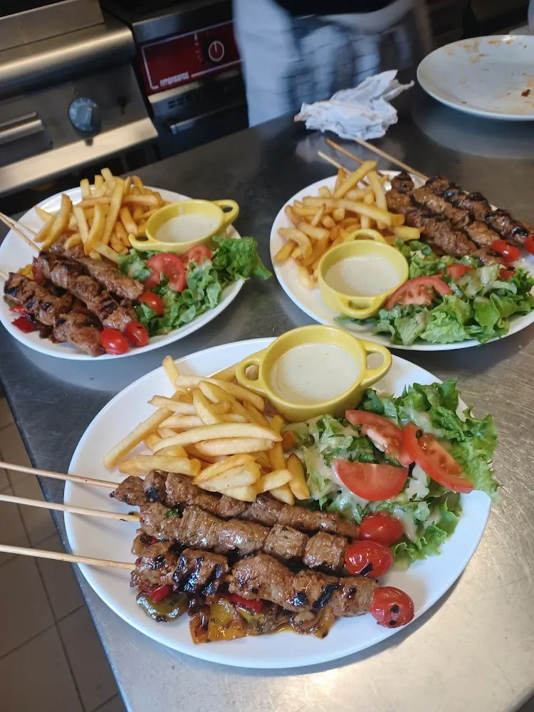 Brochettes de Rumsteck Frites Maison Et Salade Verte
